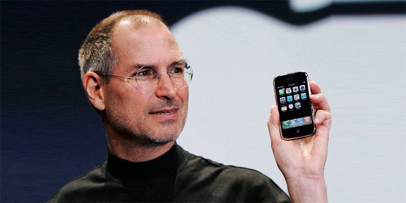 steve-jobs-holding-iphone