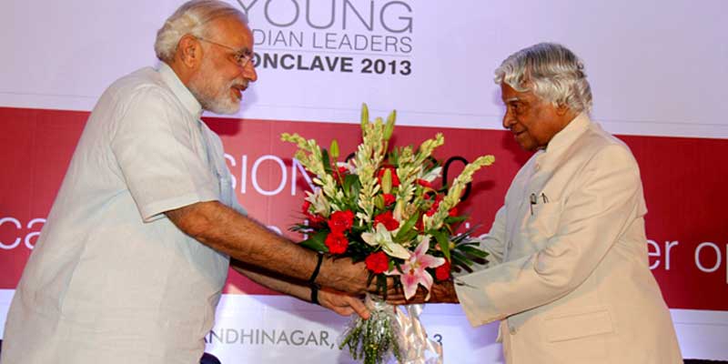 APJ-Abdul-kalam-recieving-award-from-PM-Narendra-Modi